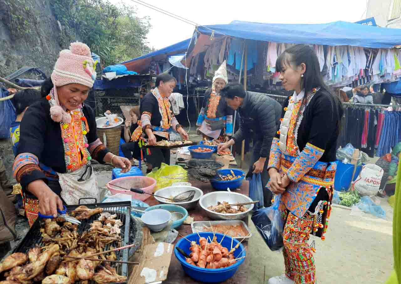 Về Sì Lở Lầu nghe người Mông, Dao Đỏ kể chuyện làm ăn - Ảnh 1.