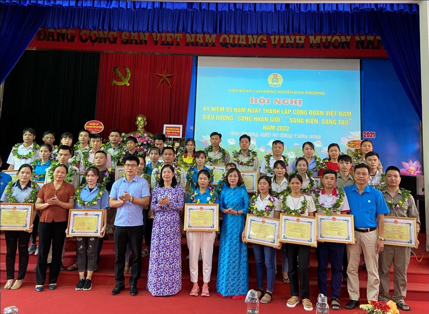 Huyện Đan Phượng biểu dương công nhân giỏi, điển hình tiên tiến - Ảnh 1.