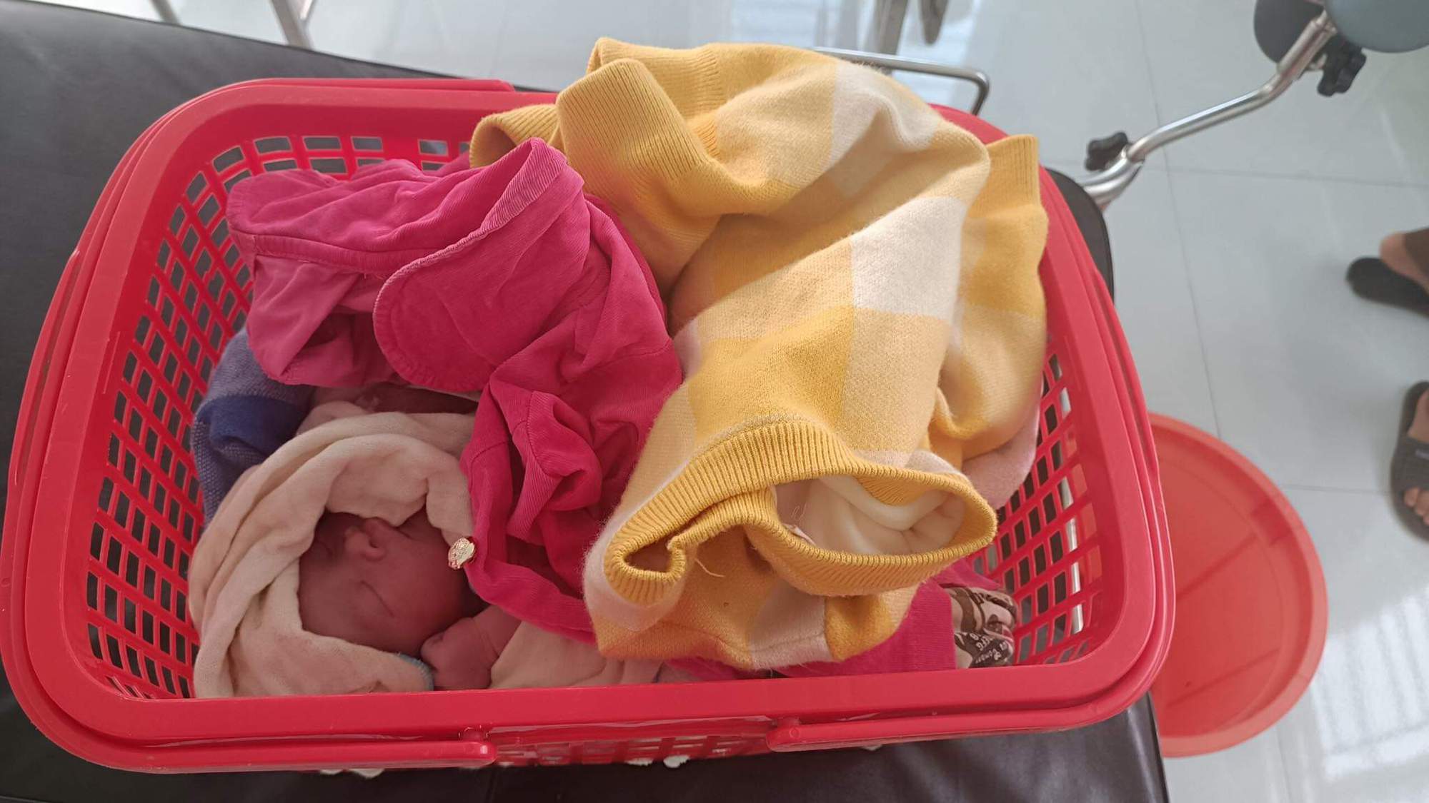 Ninh Thuận: Phát hiện bé trai sơ sinh bị bỏ lại ven đường tỉnh lộ ở huyện miền núi Ninh Sơn - Ảnh 2.