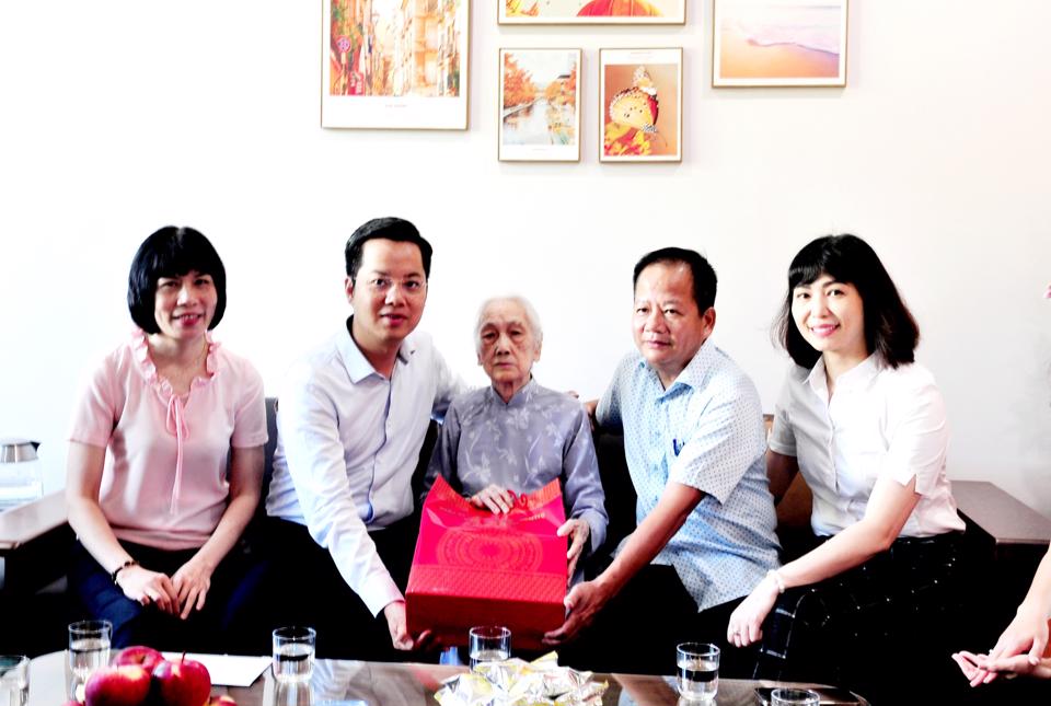Hoàn Kiếm: Thăm hỏi, tri ân gia đình chính sách, người có công với cách mạng  - Ảnh 1.