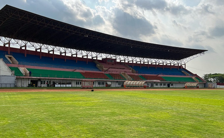 Indonesia &quot;phản đòn&quot;, U16 Việt Nam thi đấu trên mặt sân... chăn bò? - Ảnh 1.
