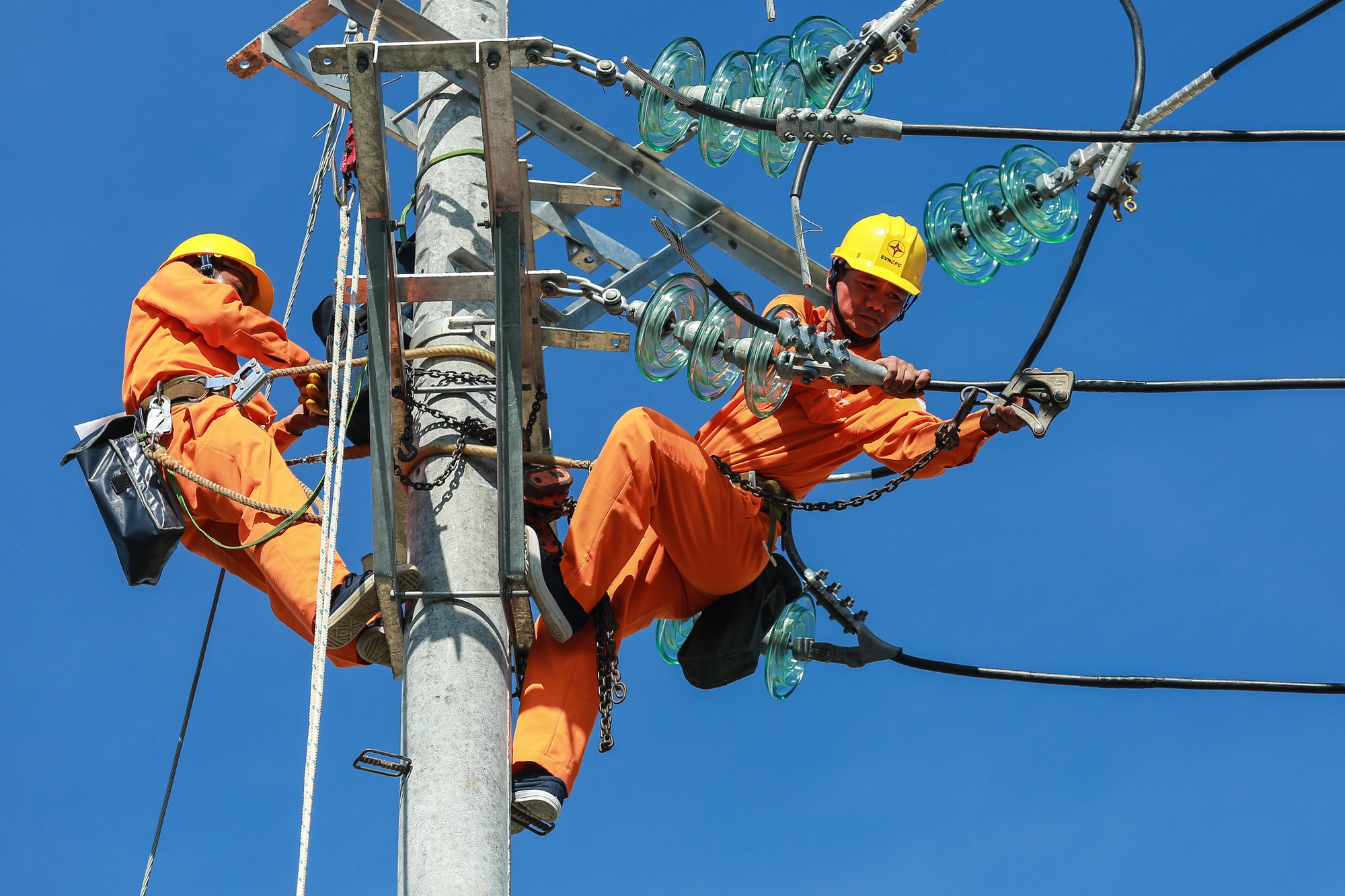 Đảm bảo đủ điện trong kỳ thi tốt nghiệp THPTvà tuyển sinh Đại học ở miền Trung - Tây Nguyên - Ảnh 2.