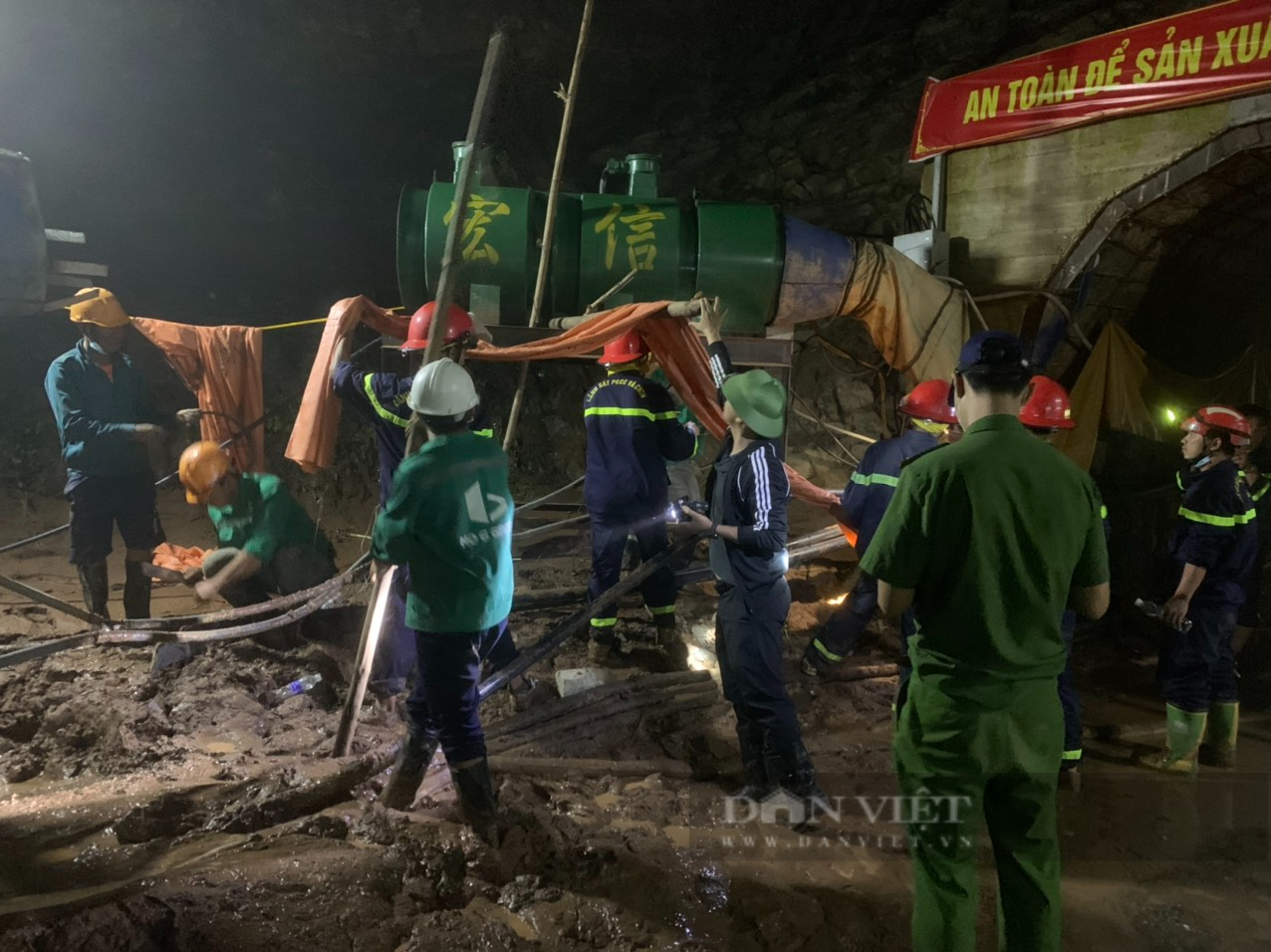 Cảnh sát PCCC Điện Biên xuyên đêm cứu hộ người mắc kẹt trong hầm thủy điện ở Nậm Pồ   - Ảnh 1.