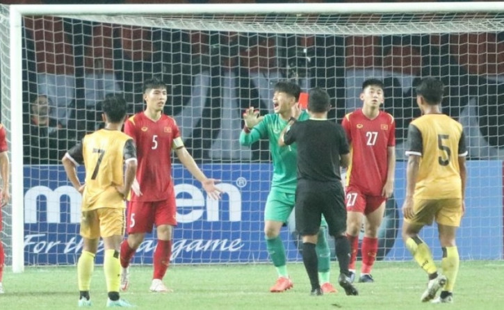Nhận thẻ đỏ oan, thủ môn U19 Việt Nam uất ức phát khóc - Ảnh 1.
