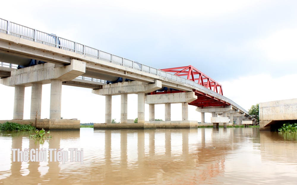 Công trình thủy lợi đưa nước vượt sông còn cung cấp nước cho sinh hoạt đô thị, tạo ra bước phát triển ở bờ Tây sông Vàm Cỏ. Ảnh: Trần Khánh