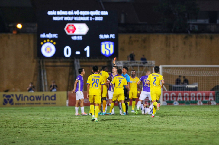 Cùng cùi chỏ cầu thủ Hà Nội FC, sao trọng tài chỉ rút thẻ đỏ cho SLNA? - Ảnh 1.