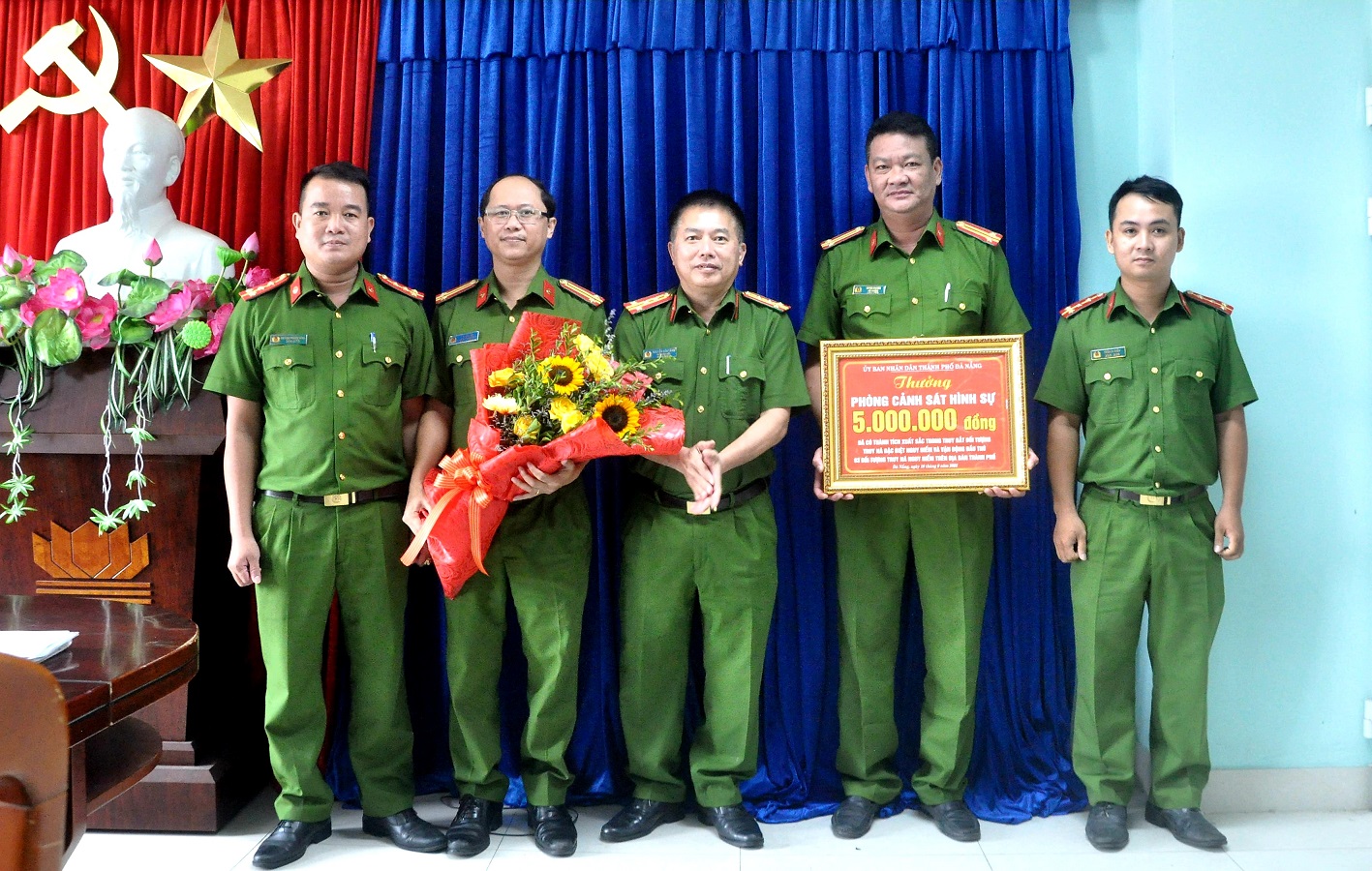 Đà Nẵng khen thưởng thành tích truy bắt, vận động các đối tượng lừa đảo hàng chục tỷ đồng ra đầu thú - Ảnh 2. Đà Nẵng khen thưởng thành tích truy bắt, vận động các đối tượng lừa đảo hàng chục tỷ đồng ra đầu thú - Ảnh 2.