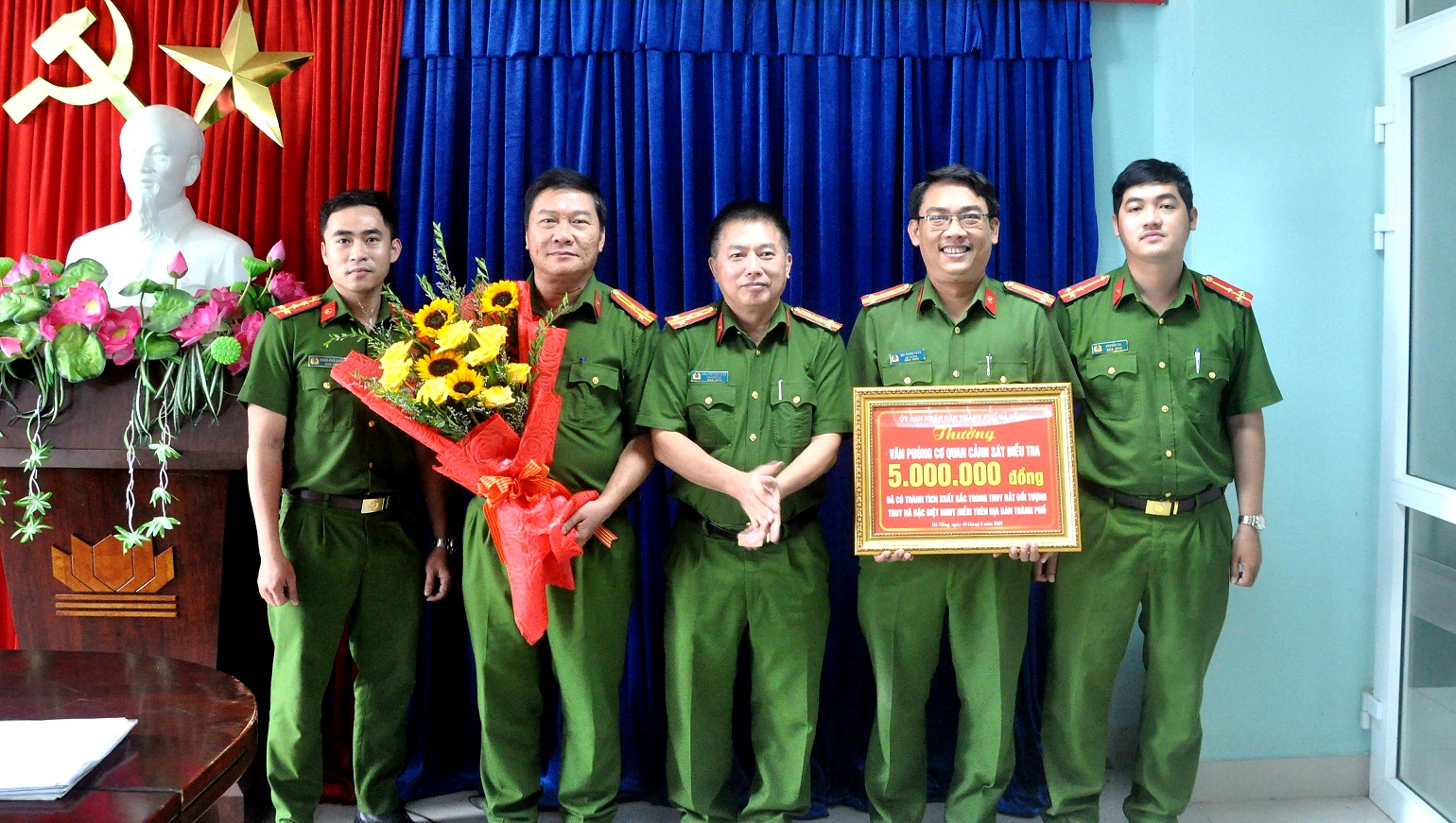 Đà Nẵng khen thưởng thành tích truy bắt, vận động các đối tượng lừa đảo hàng chục tỷ đồng ra đầu thú - Ảnh 1. Đà Nẵng khen thưởng thành tích truy bắt, vận động các đối tượng lừa đảo hàng chục tỷ đồng ra đầu thú - Ảnh 1.