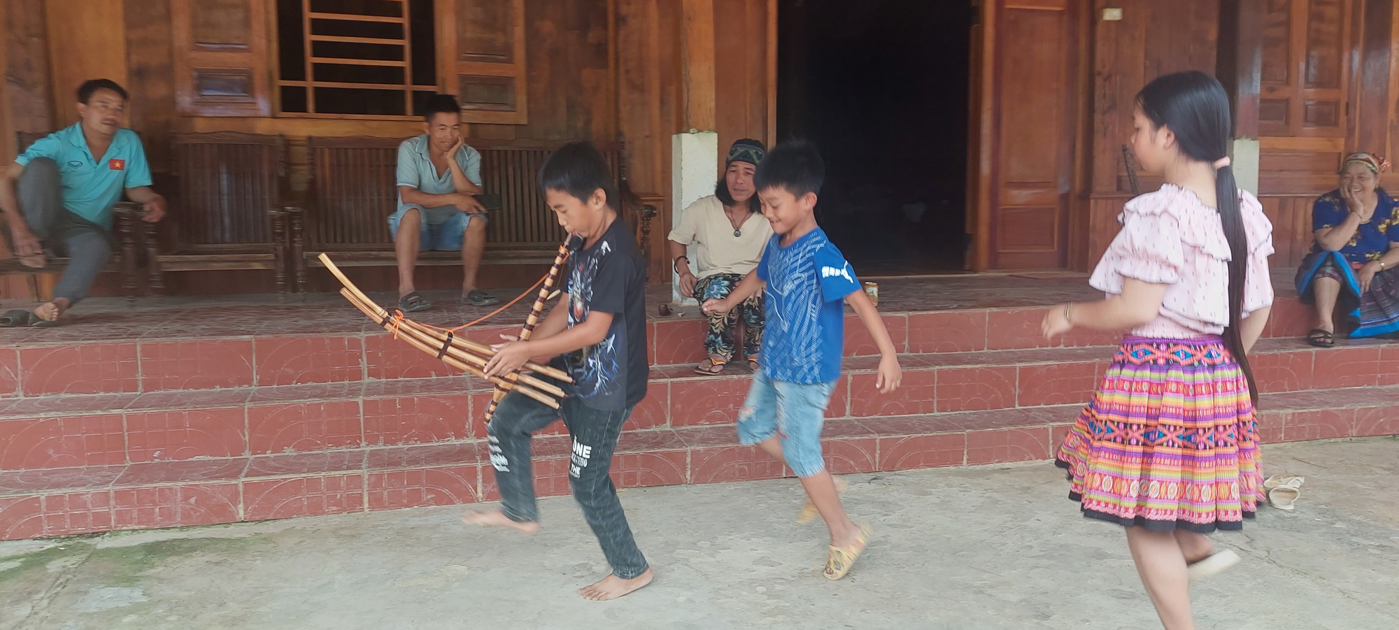 Cậu bé 9 tuổi múa khèn Mông - Ảnh 3.