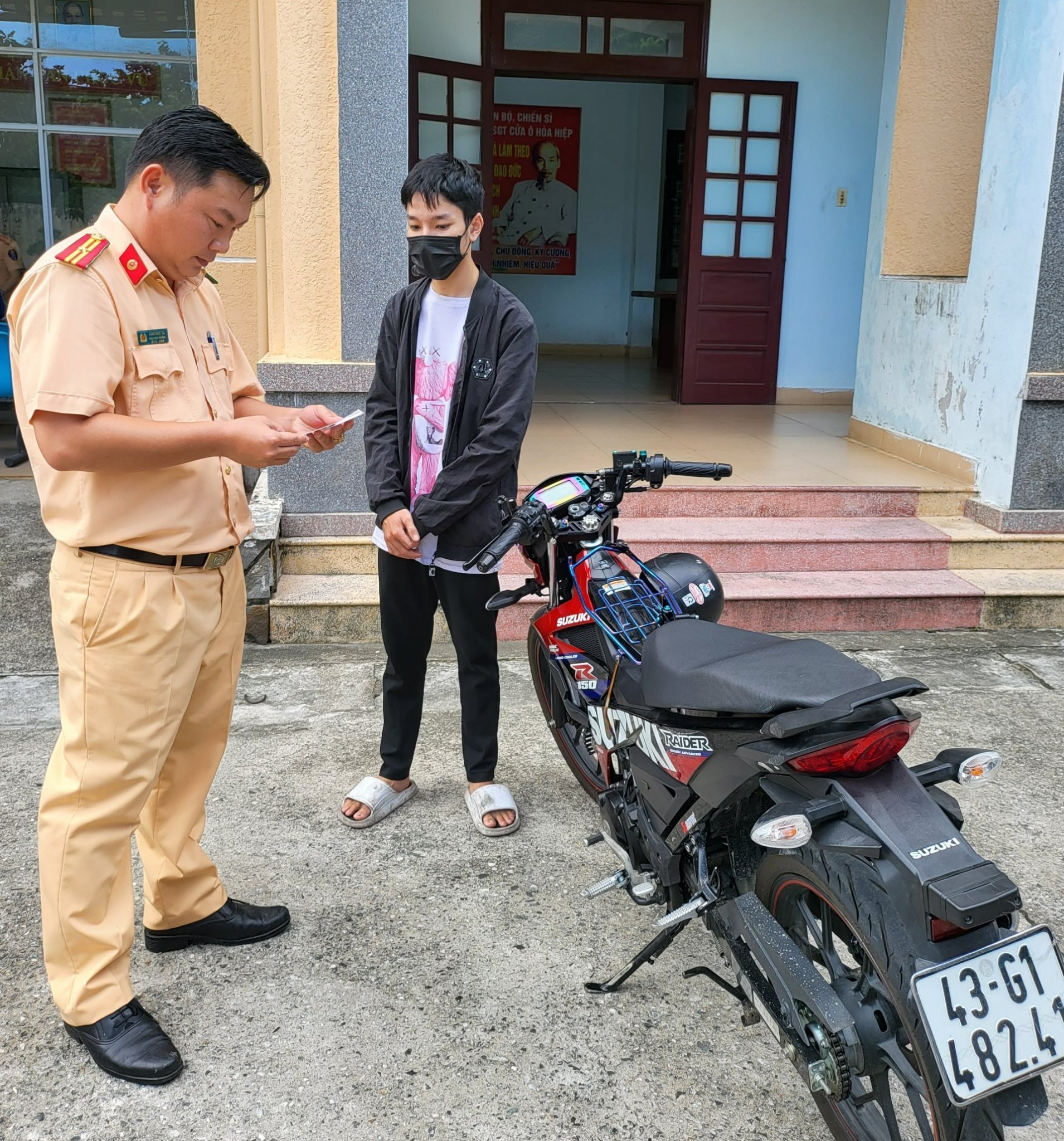 Xử phạt nam thanh niên điều khiển xe máy &quot;làm xiếc&quot; trên đèo Hải Vân - Ảnh 2.