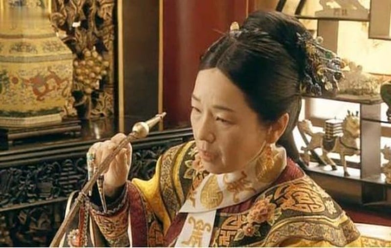 Người phương Tây nhảy lên giường Từ Hi, ngủ xong khắc chữ để lại - Ảnh 1.