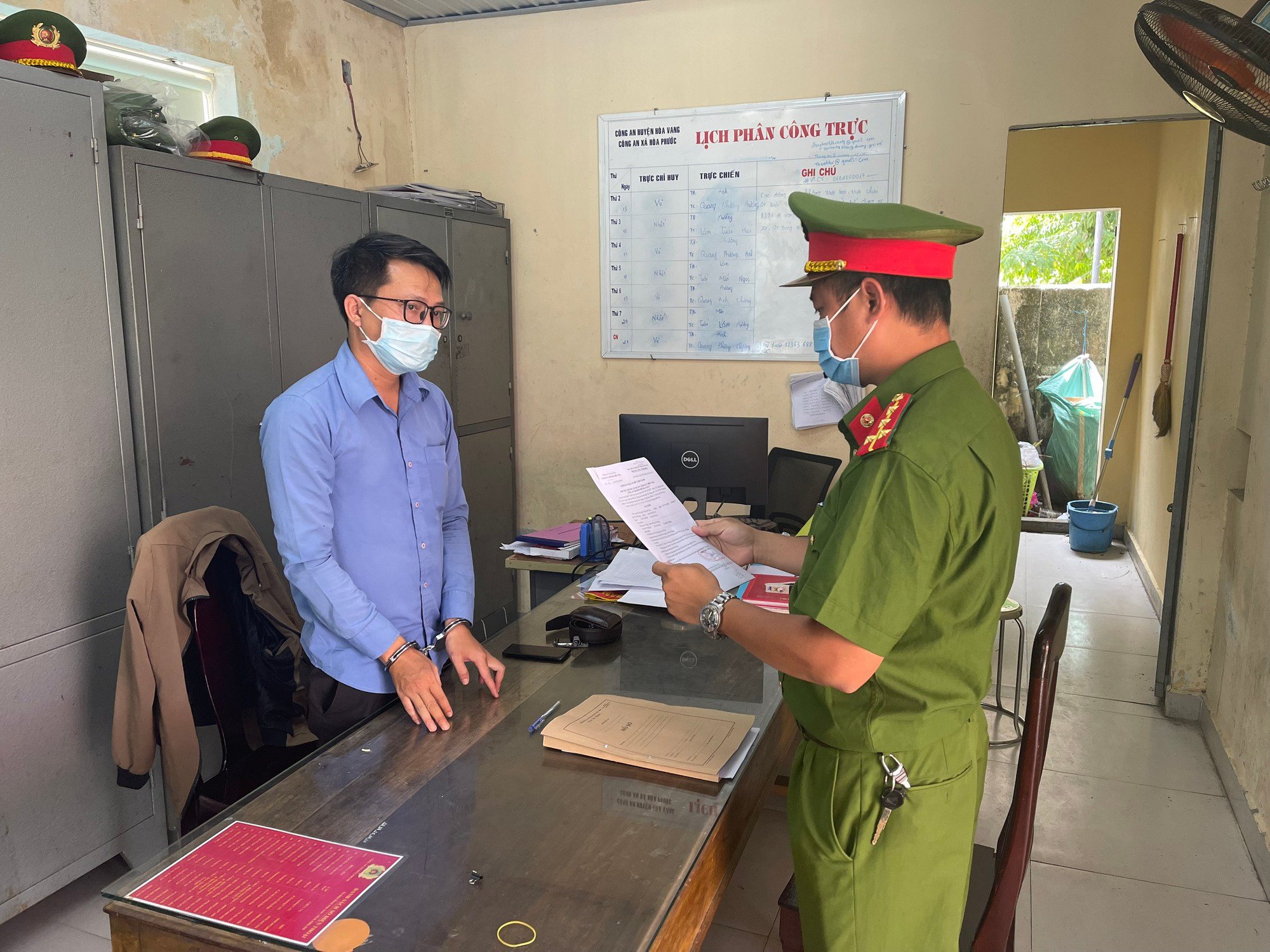 Nhân viên ngân hàng hướng dẫn vay rồi chiếm đoạt luôn tiền của khách - Ảnh 1.