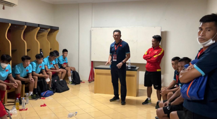 HLV U16 Việt Nam bất ngờ &quot;sấy tóc&quot; học trò - Ảnh 2.