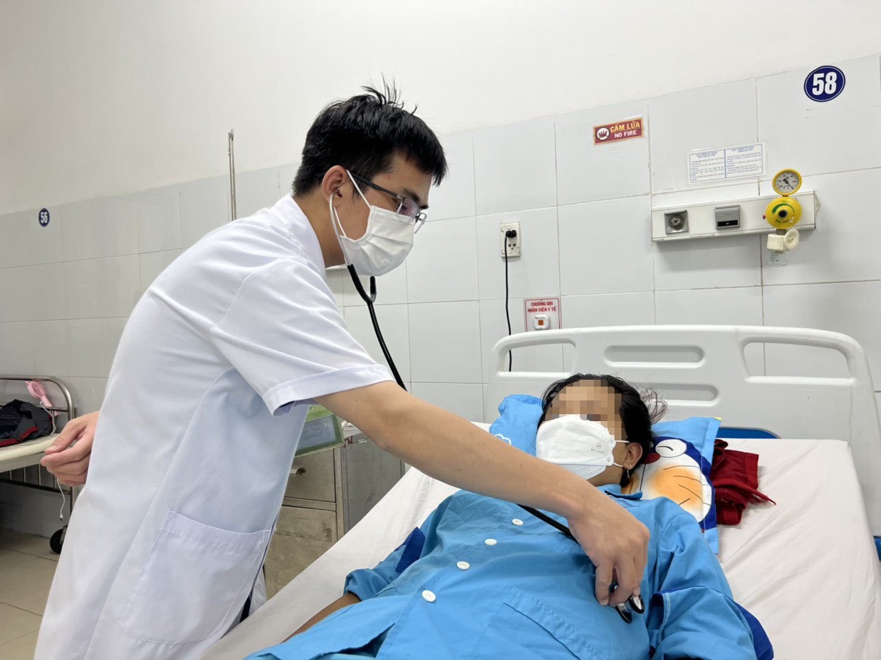 Cứu sống sản phụ mắc Covid-19, bị ngộ độc thuốc tê nguy kịch sau mổ lấy thai - Ảnh 1.