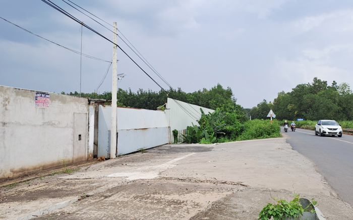 Khu xưởng không có biển hiệu, được vây kín bằng hàng rào cao hơn 2 mét. Người dân, chính quyền địa phương không phát hiện được hành vi chôn lấp rác thải. Ảnh: Nguyễn Hậu