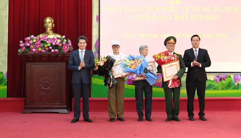 Đảng bộ huyện Đan Phượng trao Huy hiệu Đảng cho 122 đảng viên - Ảnh 1.