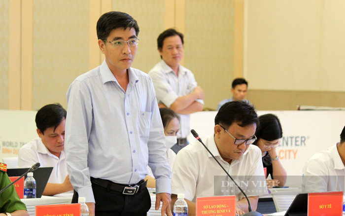 Ông Phạm Văn Tuyên - Phó Giám đốc Sở Lao động Thương binh và Xã hội thông tin về giải ngân chi hỗ trợ tiền thuê nhà cho người lao động tại buổi họp báo về kinh tế, xã hội tỉnh Bình Dương tháng 8 tỉnh năm 2022. Ảnh: Trần Khánh