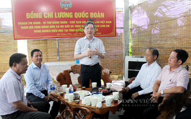 Chủ tịch Trung ương Hội Nông dân Việt Nam Lương Quốc Đoàn thăm mô hình liên kết chăn nuôi, tiêu thụ sản phẩm bò sữa của ông Nguyễn Văn Nhiệm ở xã Châu Pha, TX.Phú Mỹ. Ảnh: Nguyên Vỹ