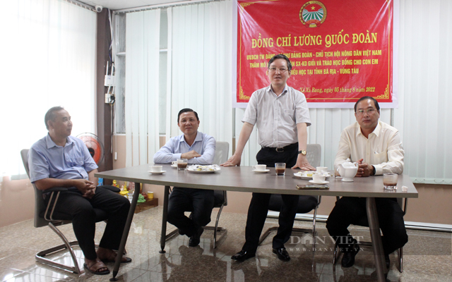 Chủ tịch Trung ương Hội Nông dân Việt Nam Lương Quốc Đoàn thăm mô hình phát triển sản xuất liên kết theo chuỗi giá trị, gắn sản xuất với tiêu thụ sản phẩm ca cao ở xã Xà Bang, huyện Châu Đức. Ảnh: Nguyên Vỹ