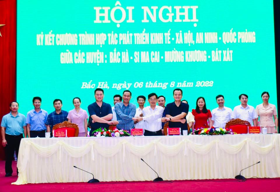 Lào Cai: Hội nghị ký kết chương trình hợp tác phát triển Kinh tế - Xã hội, An ninh – Quốc phòng - Ảnh 3. Lào Cai: Hội nghị ký kết chương trình hợp tác phát triển Kinh tế - Xã hội, An ninh – Quốc phòng - Ảnh 3.