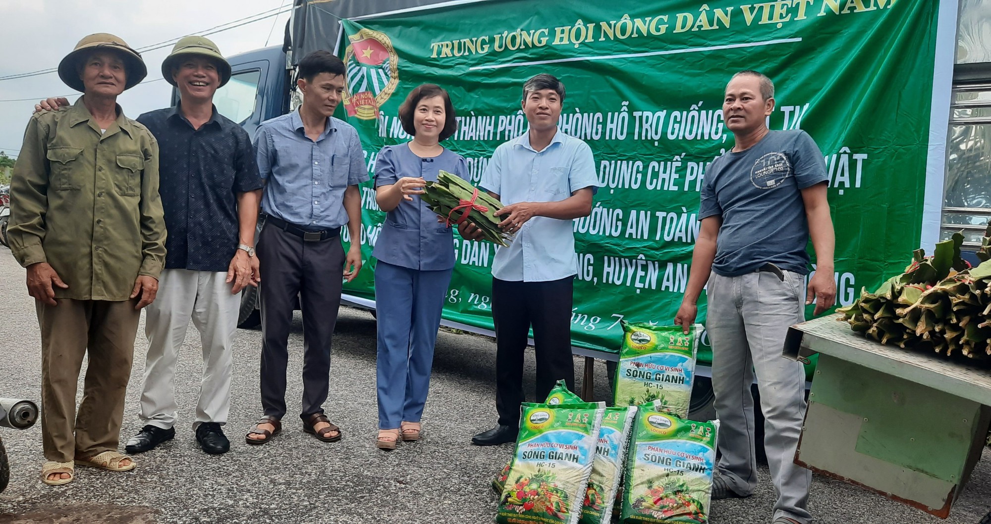 Dùng chế phẩm vi sinh trồng thanh long an toàn ở đất cảng - Ảnh 1.