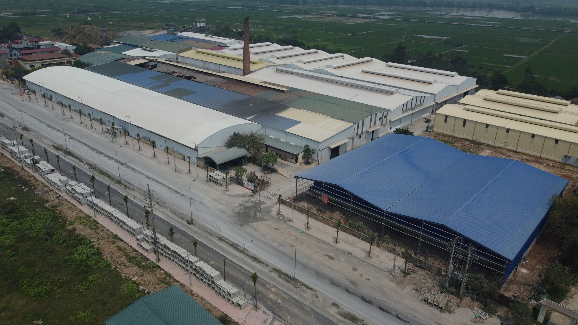Hàng loạt nhà xưởng xây dựng trái phép trên khu đất 7,9 ha do Công ty Viglacera quản lý (Ảnh: QA)