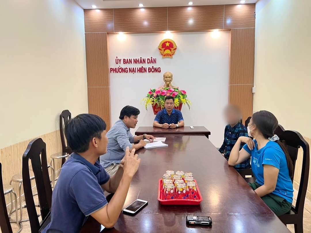Mua tôm tại chợ, người phụ nữ tá hỏa vì phát hiện cục bột chưa xác định - Ảnh 2.