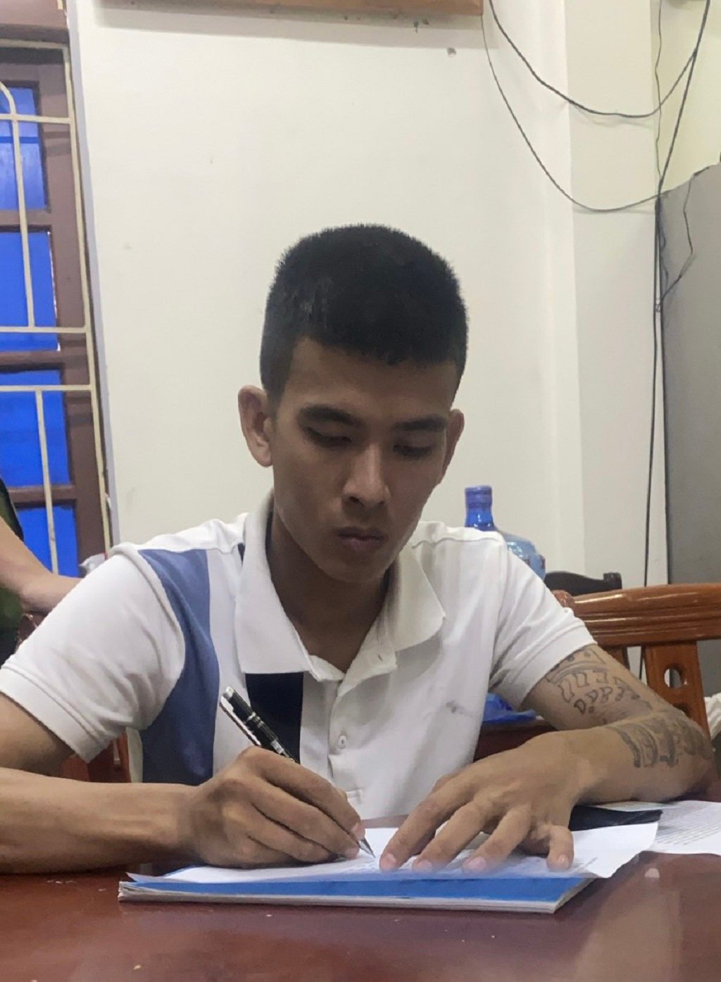 Mua đồ cưới thanh lý trên mạng nhiều người &quot;sập bẫy&quot; nam thanh niên đẹp trai mất trắng hàng trăm triệu đồng - Ảnh 1.