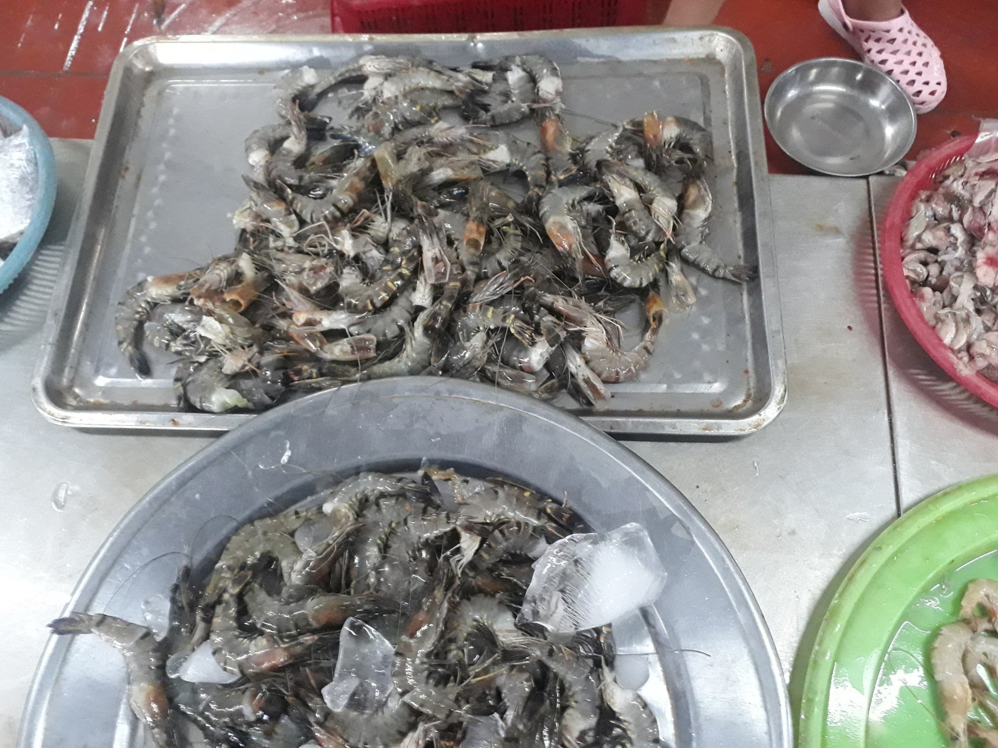 Mua tôm tại chợ, người phụ nữ tá hỏa vì phát hiện cục bột chưa xác định - Ảnh 1.
