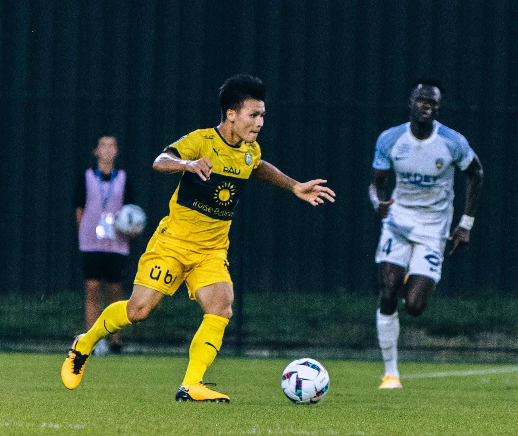 Báo Trung Quốc hả hê khi Quang Hải &quot;mất tích&quot; tại Pau FC - Ảnh 1.