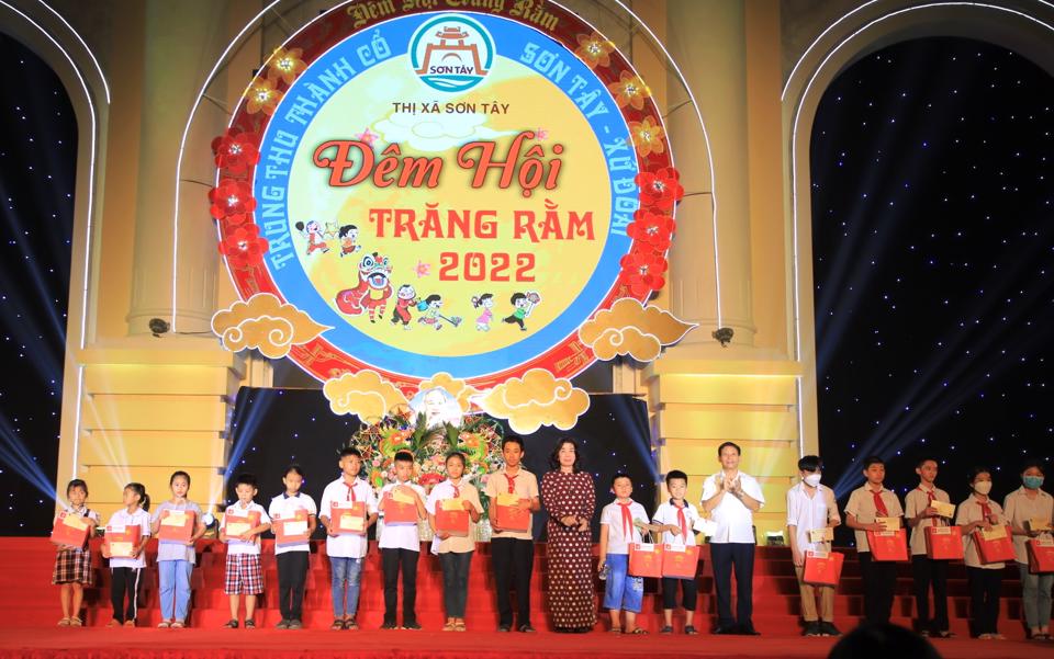 Rực rỡ “Đêm hội trăng rằm Trung thu Thành cổ Sơn Tây - xứ Đoài” - Ảnh 1.