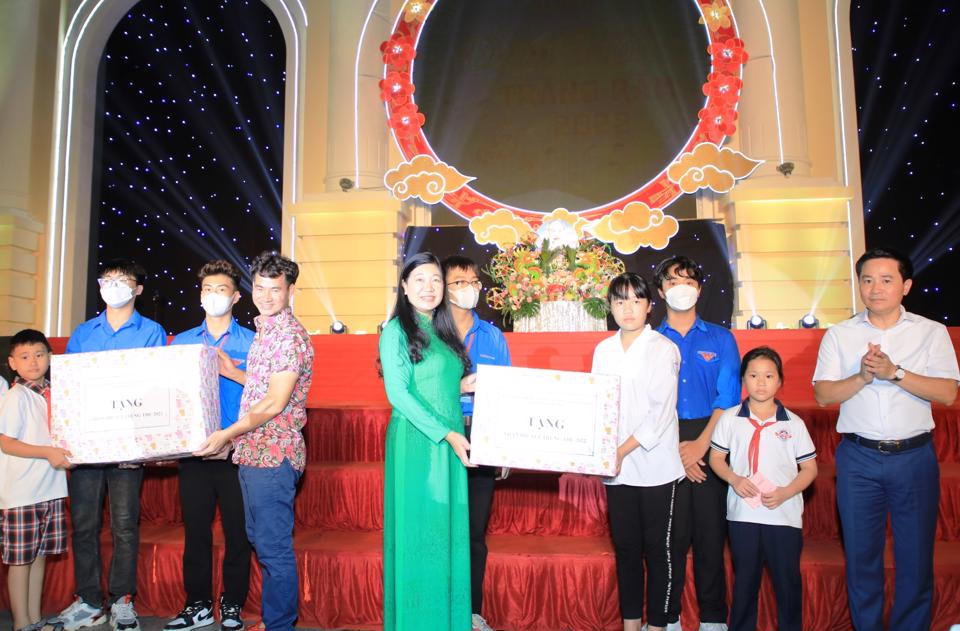 Rực rỡ “Đêm hội trăng rằm Trung thu Thành cổ Sơn Tây - xứ Đoài” - Ảnh 2.