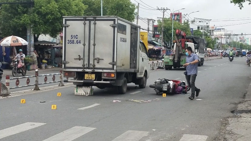 TP.HCM: Điều tra nguyên nhân tử vong của người phụ nữ nằm bất động dưới gầm xe tải - Ảnh 2.