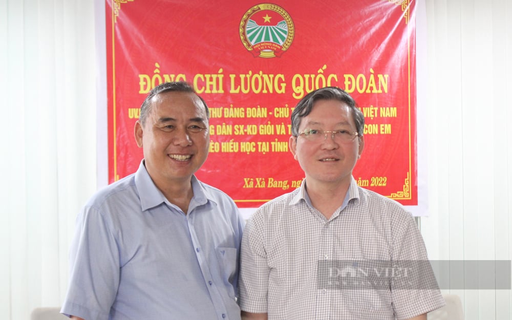 Ông Trịnh Văn Thành - Nông dân Việt Nam xuất sắc 2022 đến từ tỉnh Bà Rịa-Vũng Tàu (trái) chụp ảnh lưu niệm cùng ông Lương Quốc Đoàn - Chủ tịch Trung ương Hội Nông dân Việt Nam. Ảnh: Nguyên Vỹ