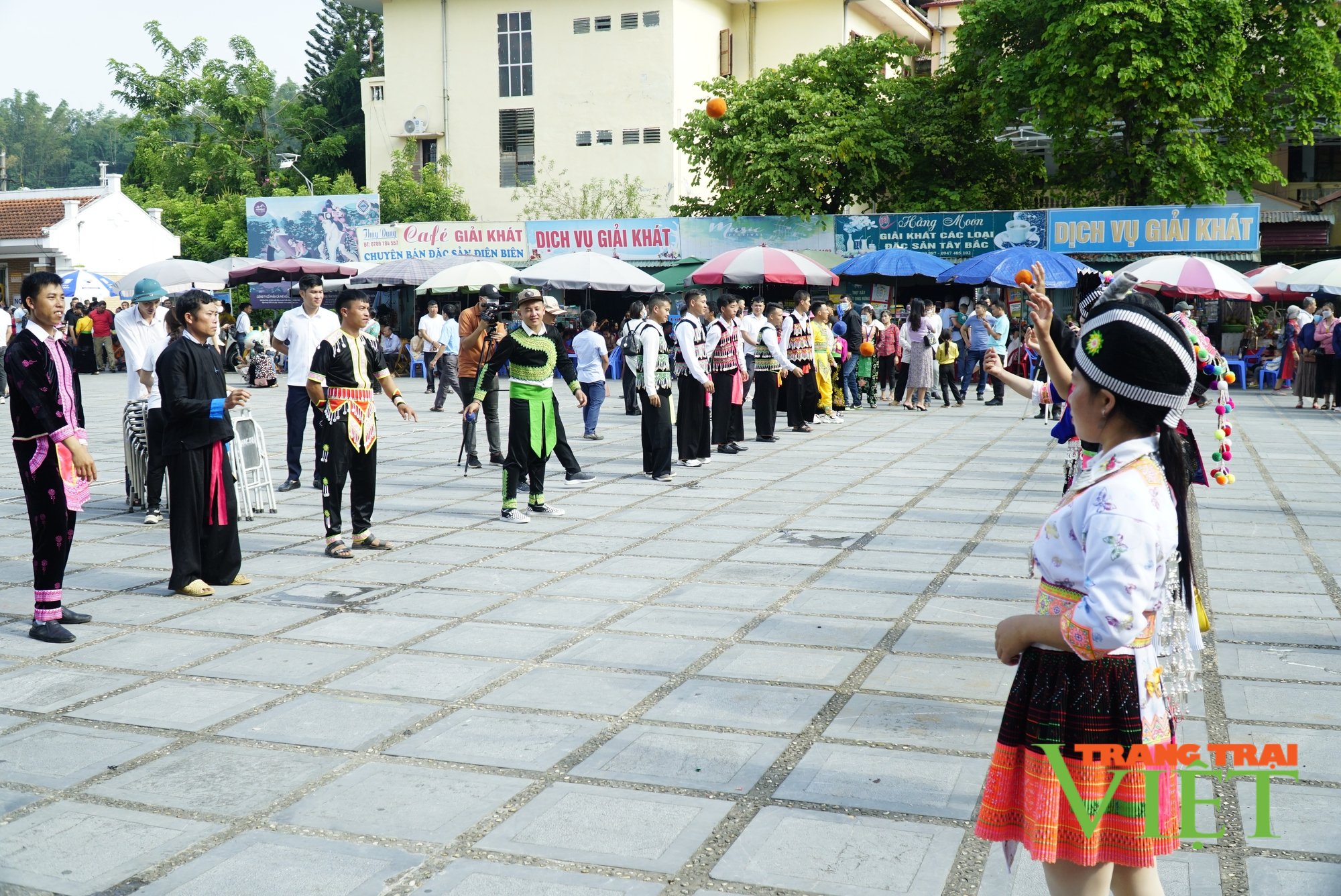 Điện Biên: Hàng nghìn người xuống phố vui Tết Độc lập. - Ảnh 2. Điện Biên: Hàng nghìn người xuống phố vui Tết Độc lập. - Ảnh 2.