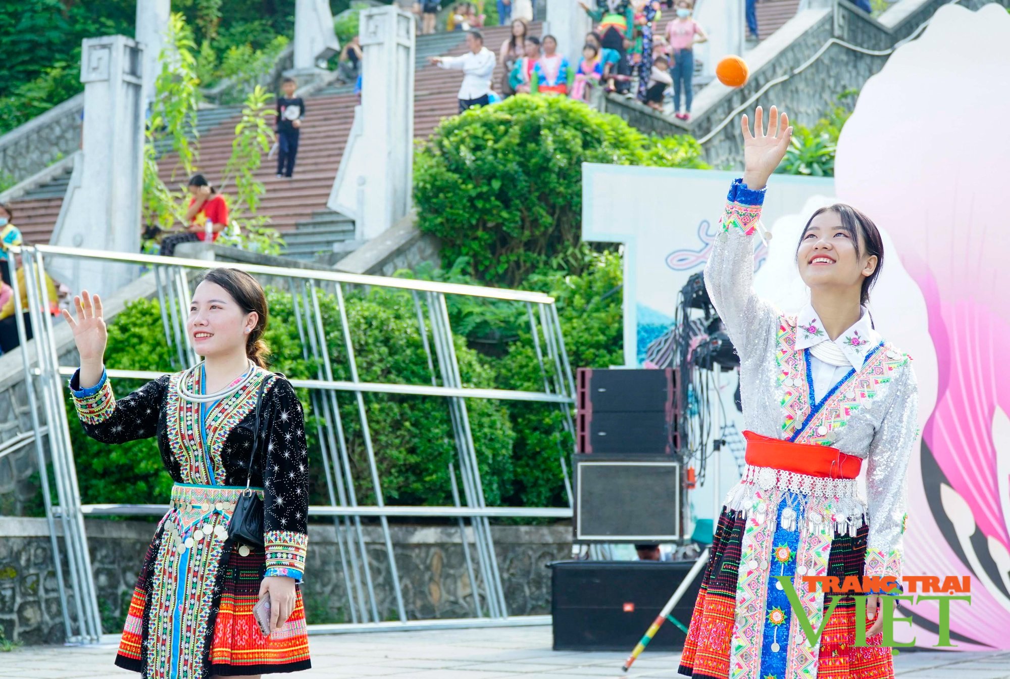 Điện Biên: Hàng nghìn người xuống phố vui Tết Độc lập. - Ảnh 3. Điện Biên: Hàng nghìn người xuống phố vui Tết Độc lập. - Ảnh 3.
