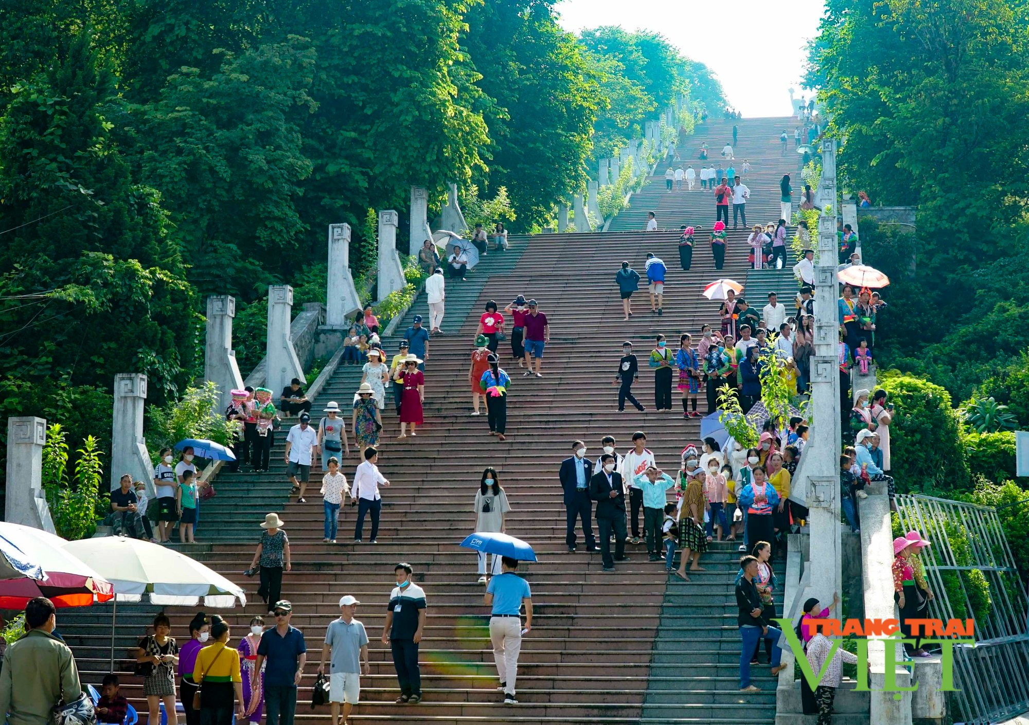 Điện Biên: Hàng nghìn người xuống phố vui Tết Độc lập. - Ảnh 1. Điện Biên: Hàng nghìn người xuống phố vui Tết Độc lập. - Ảnh 1.