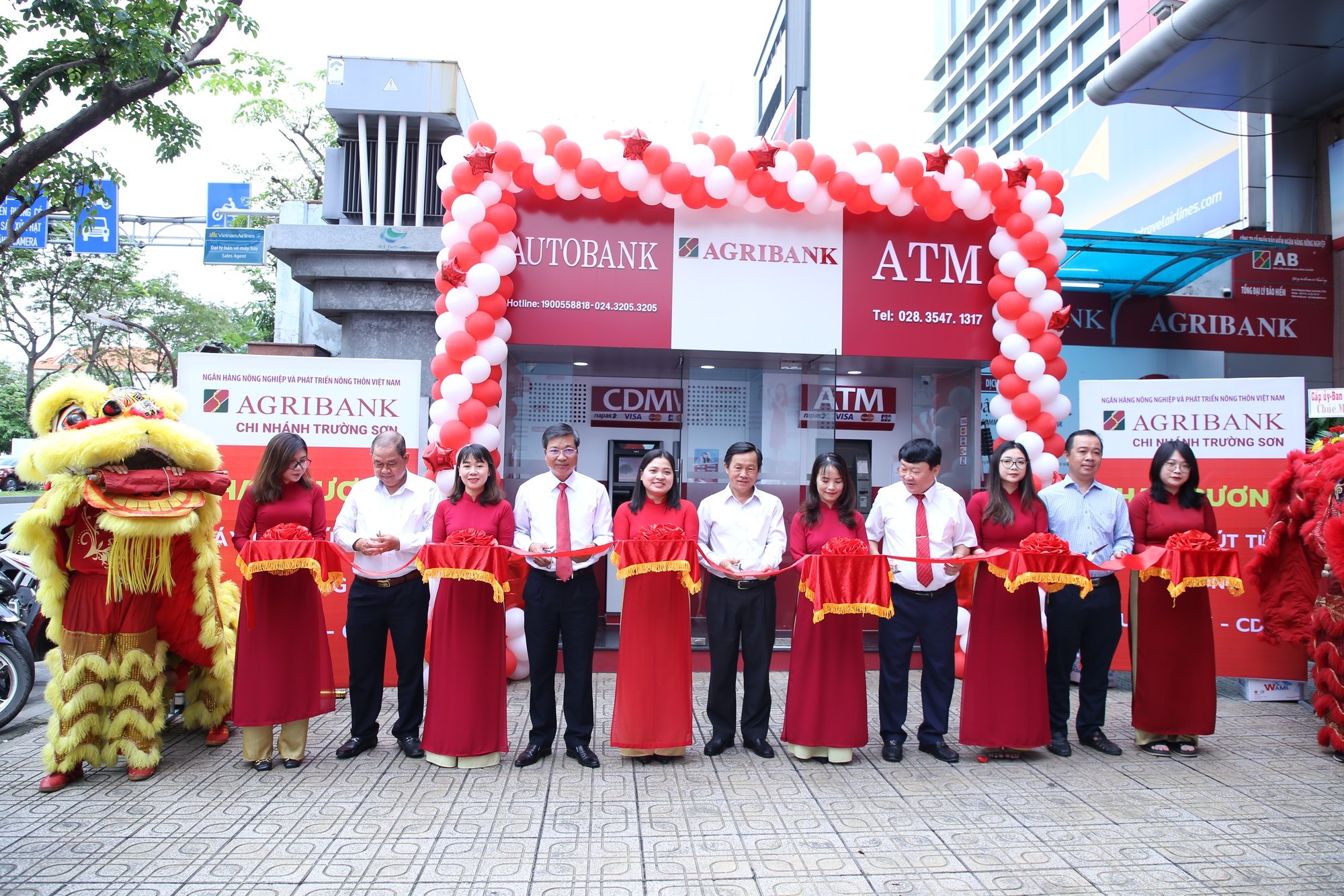 Các đại biểu cắt băng khánh thành tại lễ khai trương máy Autobank CDM Chi nhánh Trường Sơn Các đại biểu cắt băng khánh thành tại lễ khai trương máy Autobank CDM Chi nhánh Trường Sơn