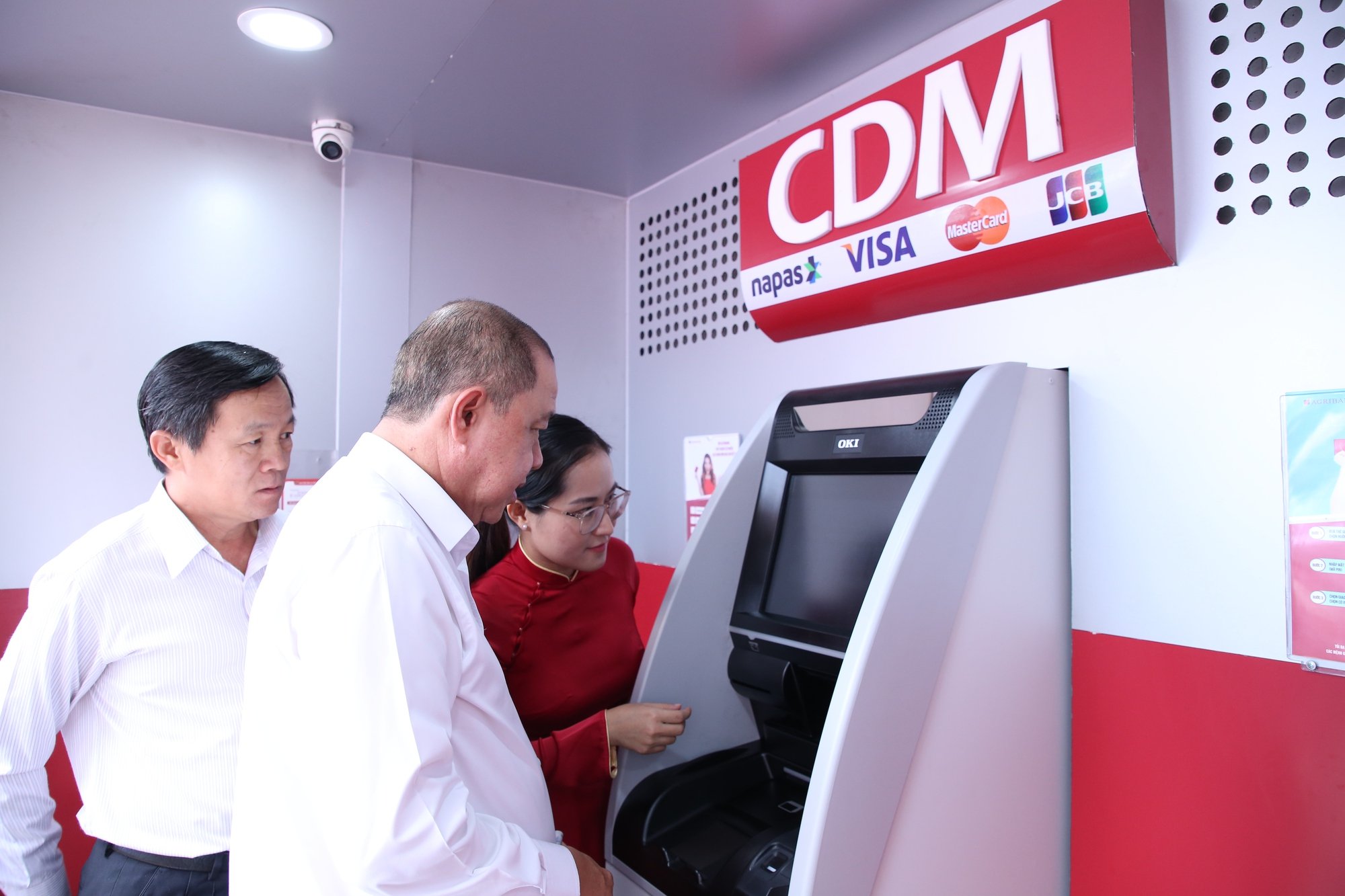 Khách hàng trải nghiệm tính năng gửi tiền trực tiếp tại máy ATM đa chức năng (Auto Bank CDM) Khách hàng trải nghiệm tính năng gửi tiền trực tiếp tại máy ATM đa chức năng (Auto Bank CDM)