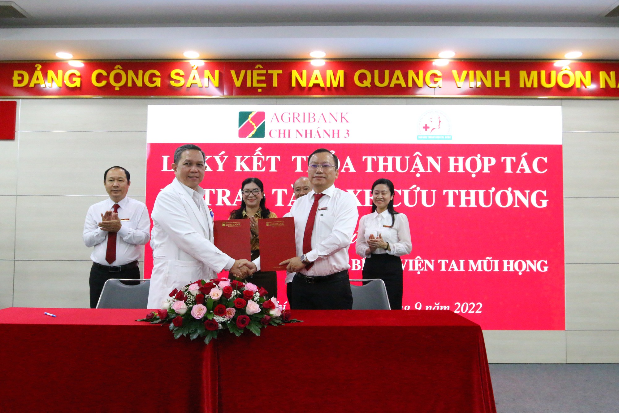 Agribank chi nhánh 3 ký kết thỏa thuận hợp tác và trao tặng xe cứu thương cho Bệnh viện Tai Mũi Họng TP. HCM - Ảnh 1. Agribank chi nhánh 3 ký kết thỏa thuận hợp tác và trao tặng xe cứu thương cho Bệnh viện Tai Mũi Họng TP. HCM - Ảnh 1.