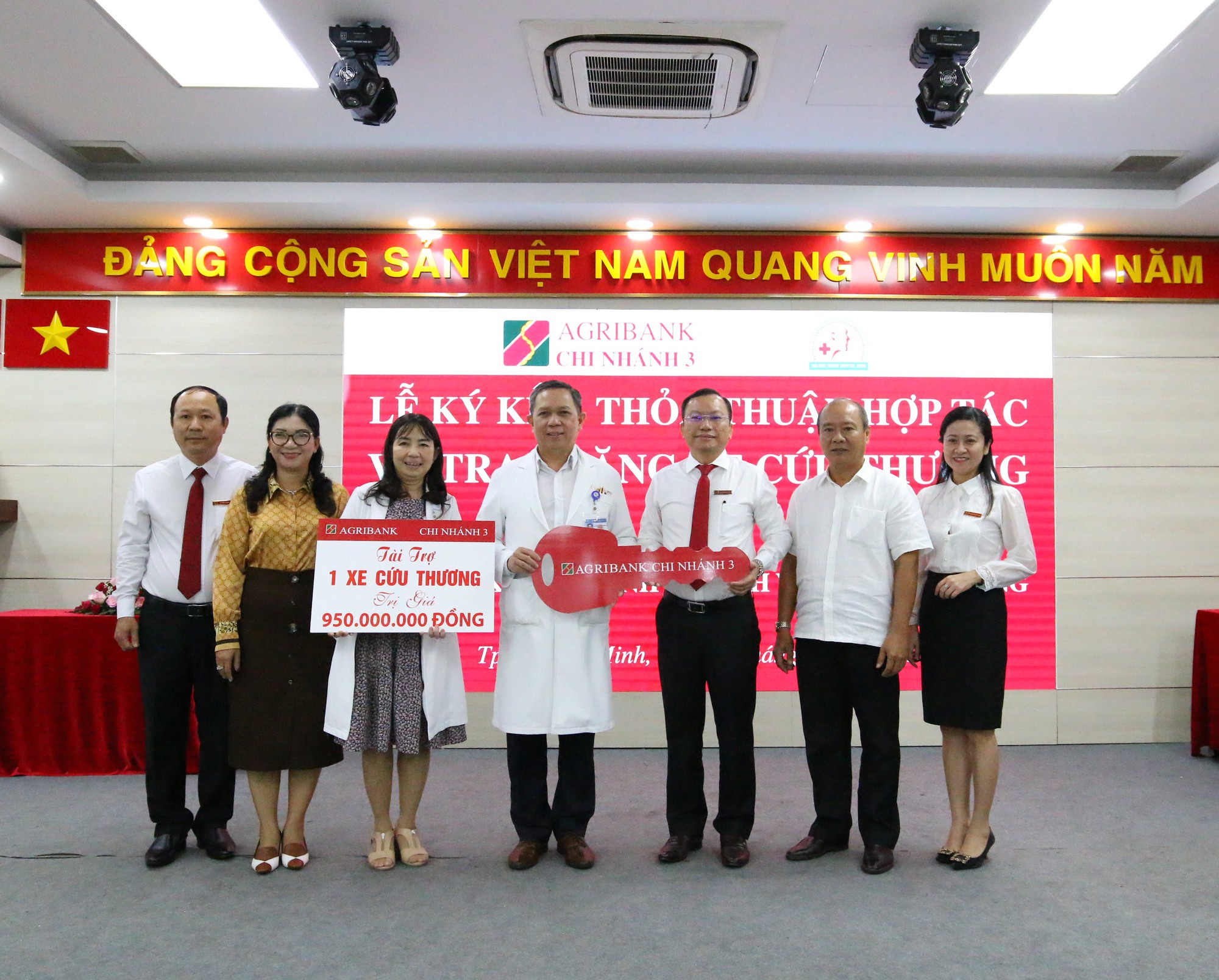 Agribank chi nhánh 3 ký kết thỏa thuận hợp tác và trao tặng xe cứu thương cho Bệnh viện Tai Mũi Họng TP. HCM - Ảnh 2. Agribank chi nhánh 3 ký kết thỏa thuận hợp tác và trao tặng xe cứu thương cho Bệnh viện Tai Mũi Họng TP. HCM - Ảnh 2.