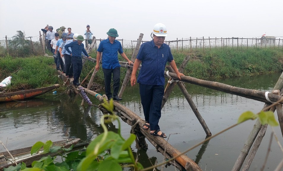 Bộ trưởng Lê Minh Hoan kiểm tra công tác phòng chống siêu bão Noru tại vùng biển TT-Huế  - Ảnh 1.