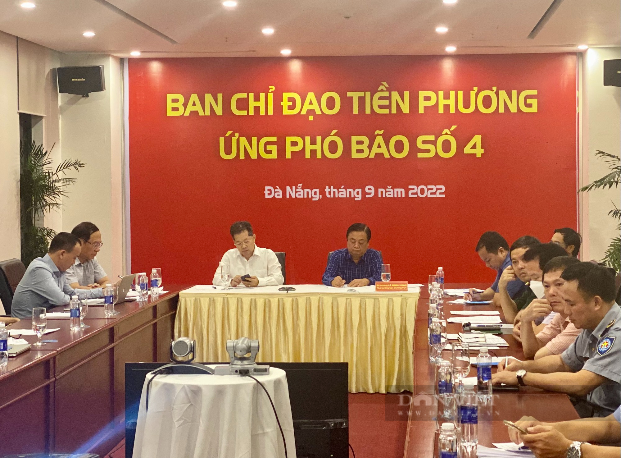 Đà Nẵng cưỡng chế hàng chục người không chịu lên bờ tránh bão, mực nước đã mấp mé bờ sông Hàn - Ảnh 2.