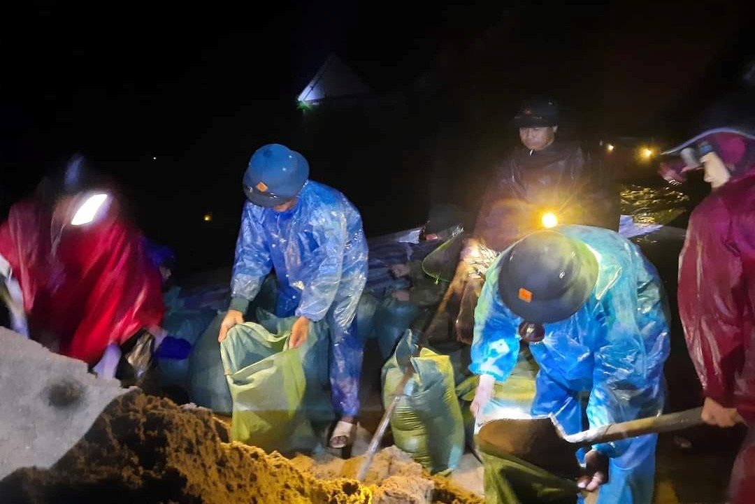 Mưa xối xả, đập nước có nguy cơ vỡ, cả trăm người trắng đêm đội đất cứu đập - Ảnh 6.
