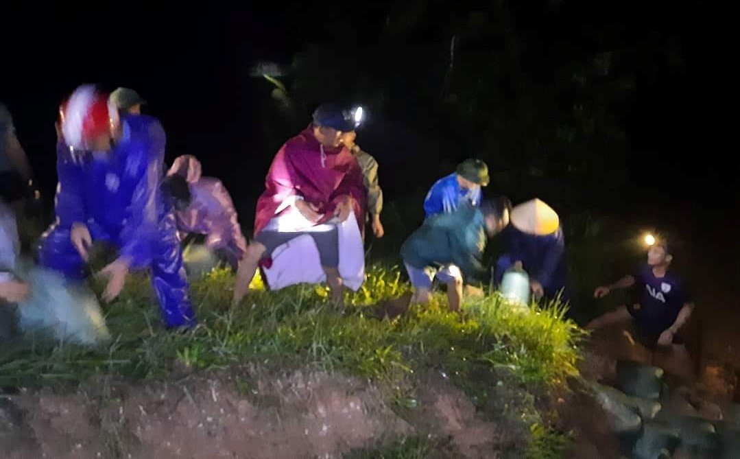 Mưa xối xả, đập nước có nguy cơ vỡ, cả trăm người trắng đêm đội đất cứu đập - Ảnh 5.