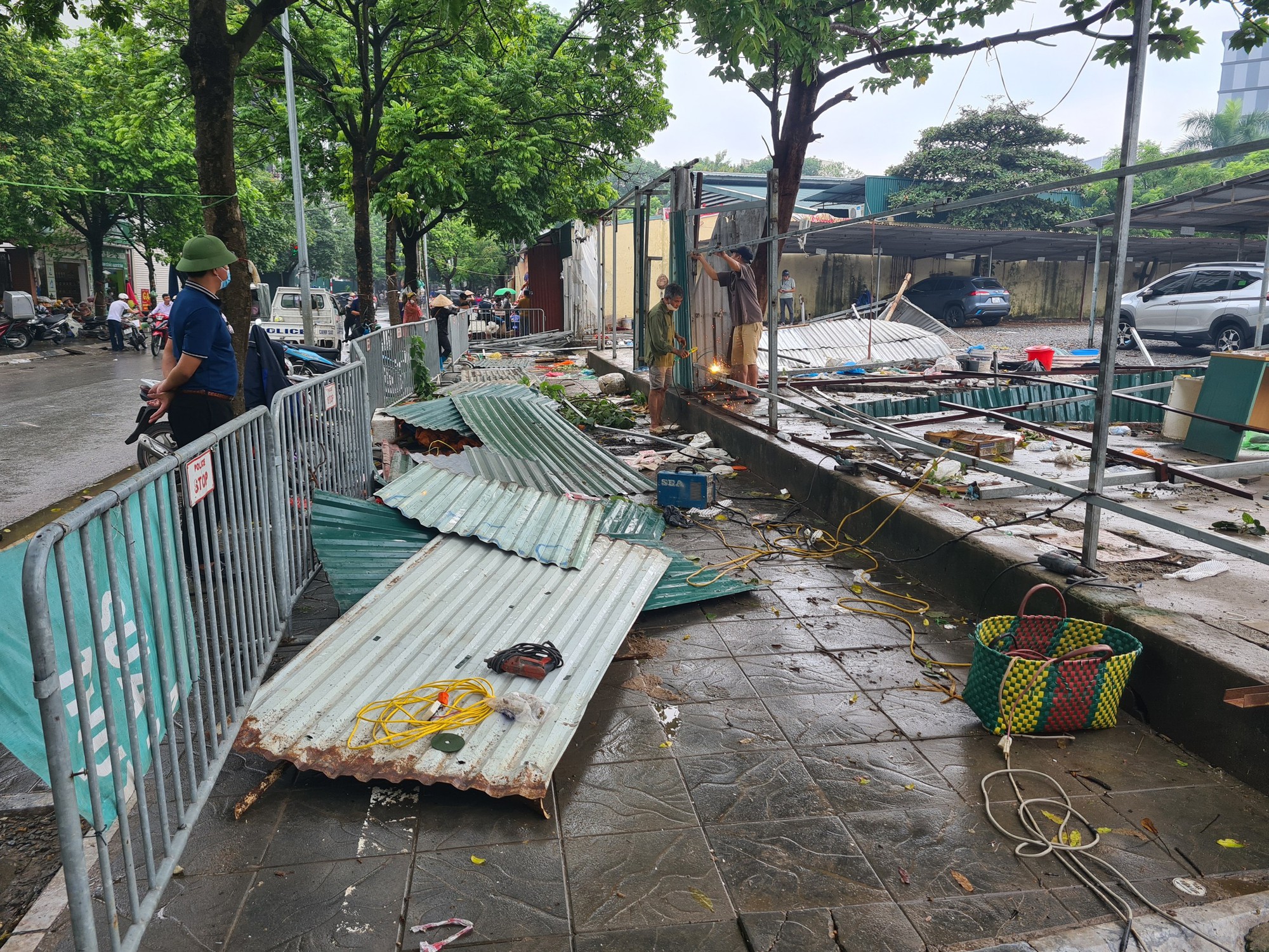Vụ nghi vấn &quot;luật ngầm&quot; ở chợ Xuân La: Đuổi việc tổ trưởng Tự quản trật tự, công khai đường dây nóng - Ảnh 4.