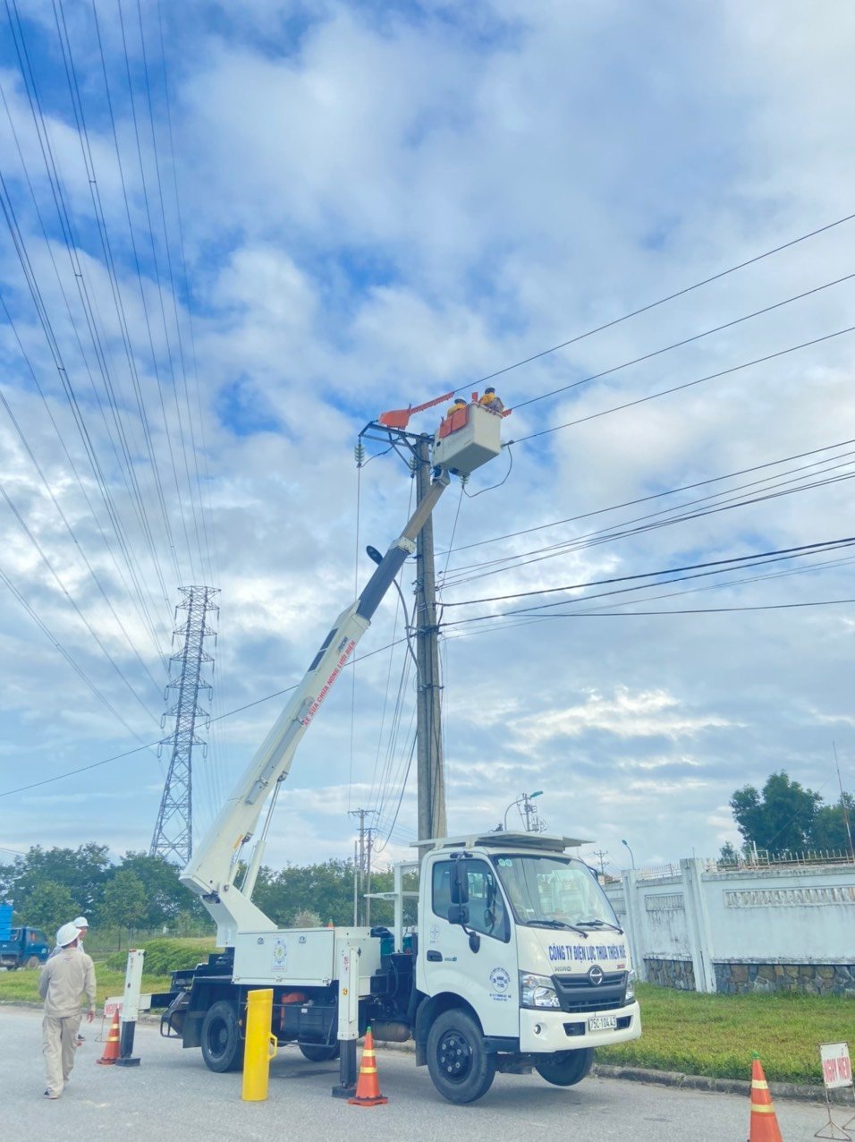 Điện lực Thừa Thiên Huế đảm bảo cấp điện an toàn, ổn định cho Khu công nghiệp Phú Bài - Ảnh 2.