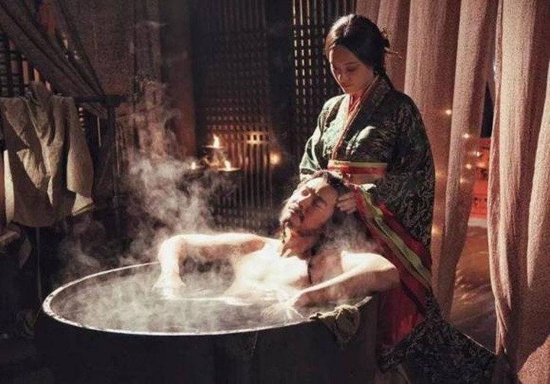 Khi Hoàng đế tắm, ai sẽ là người phục vụ? - Ảnh 1.