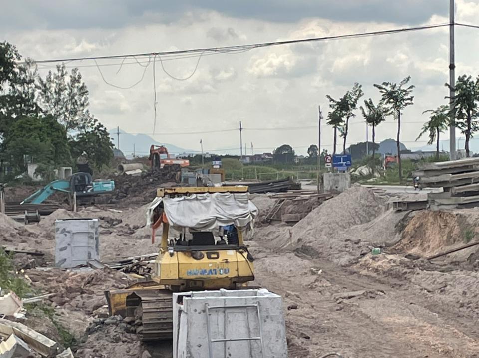 Huyện Hoài Đức đẩy nhanh tiến độ xây dựng các tuyến đường khung - Ảnh 2.