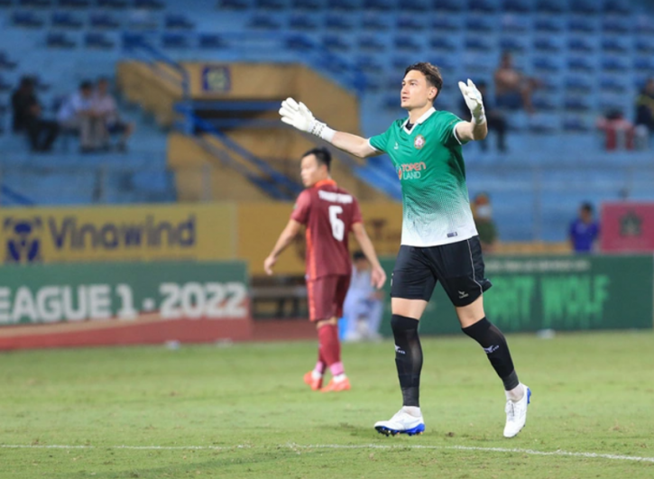 2 màn tái xuất V.League trái ngược của Đặng Văn Lâm và Bùi Tiến Dũng - Ảnh 1.